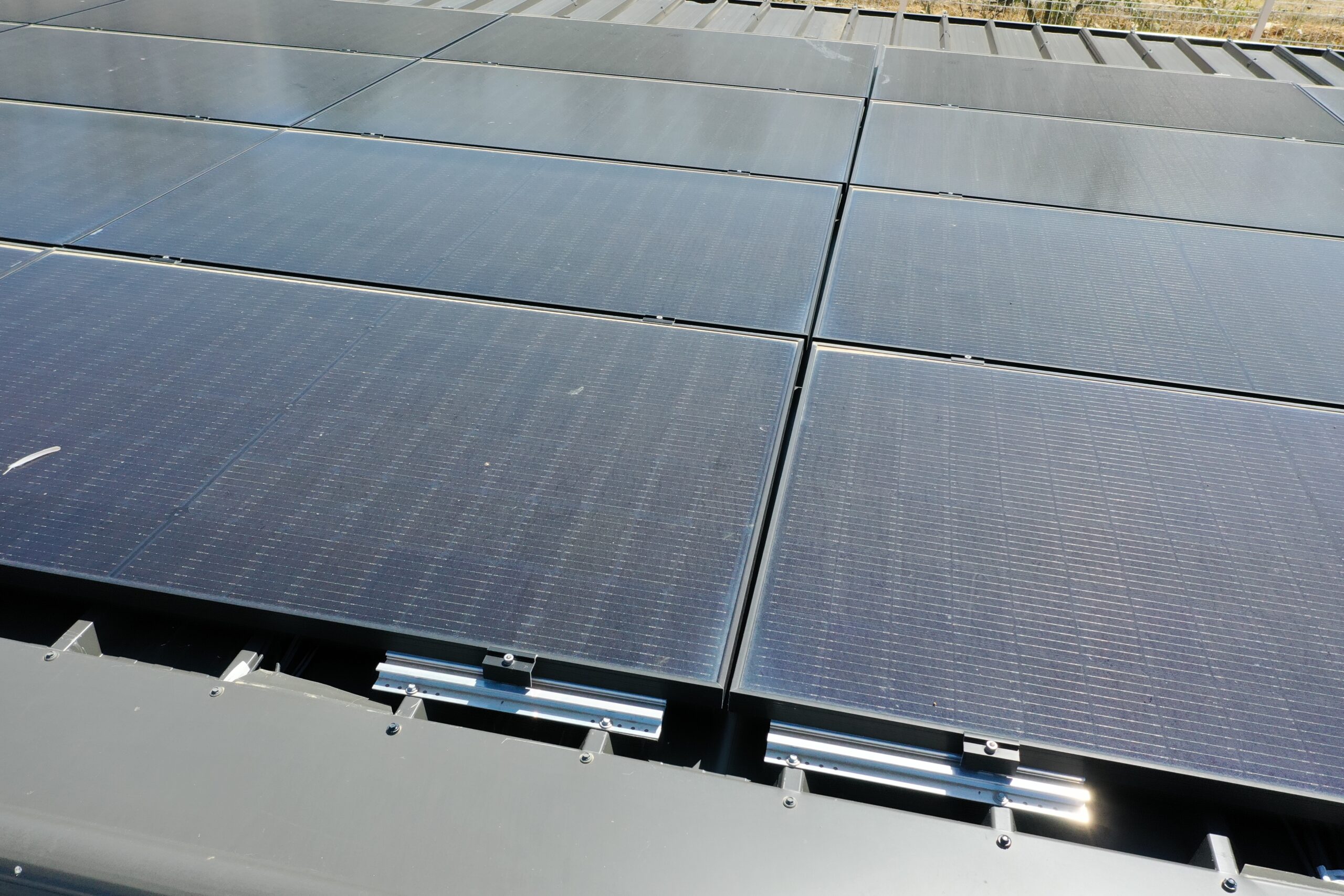 Nettoyage de panneaux solaires dans une ferme avicole tout près de Béziers