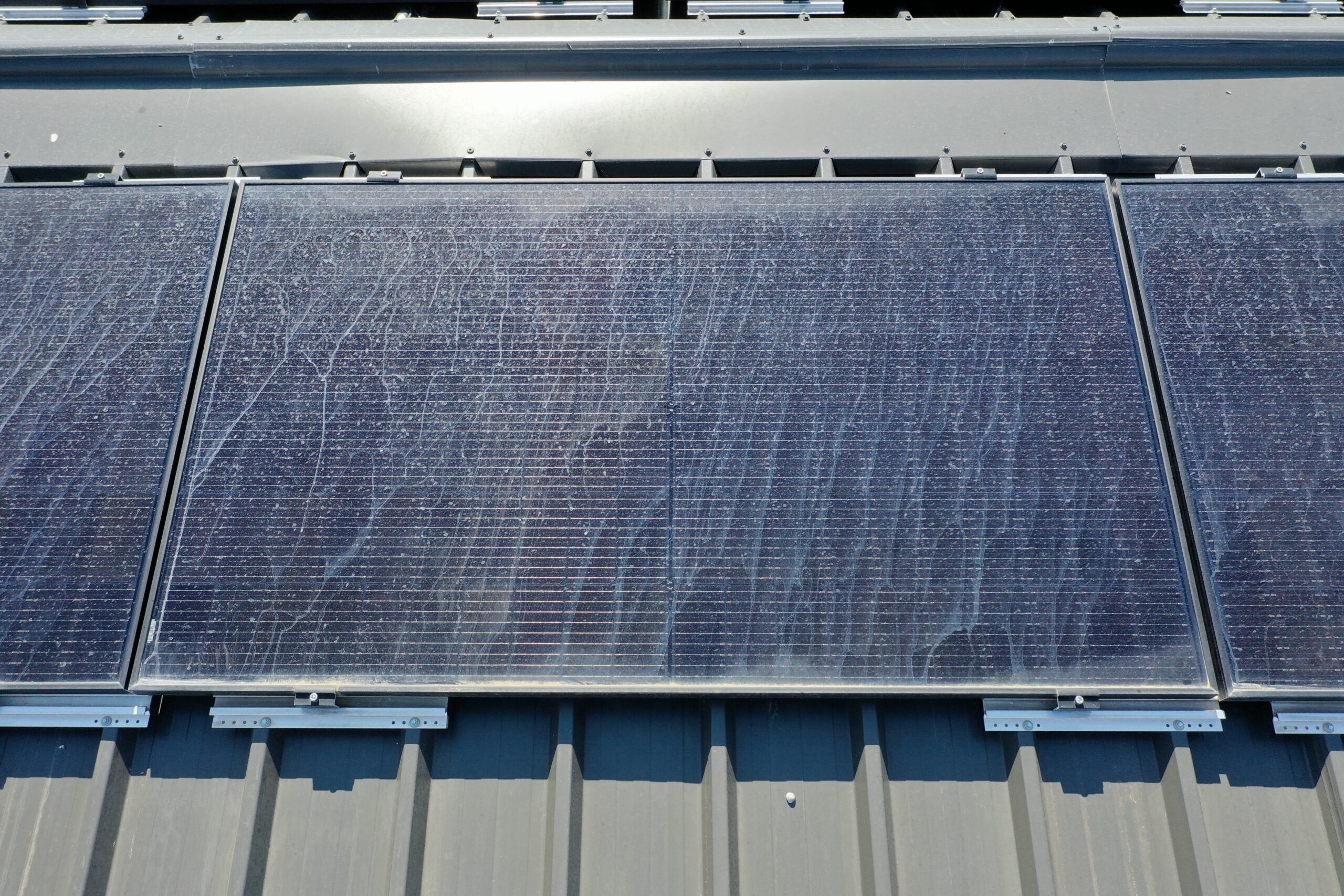 Nettoyage de panneaux solaires dans une ferme avicole tout près de Béziers